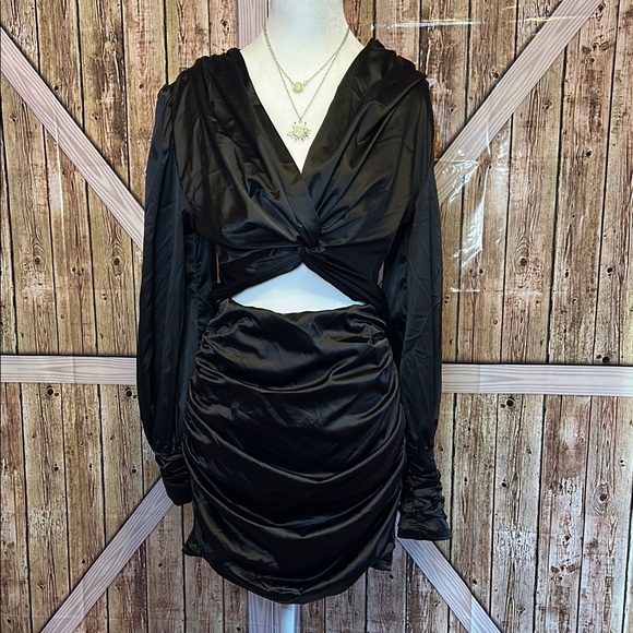 Elegant Black Satin Dress size Small (I) - Picture 5 of 6
